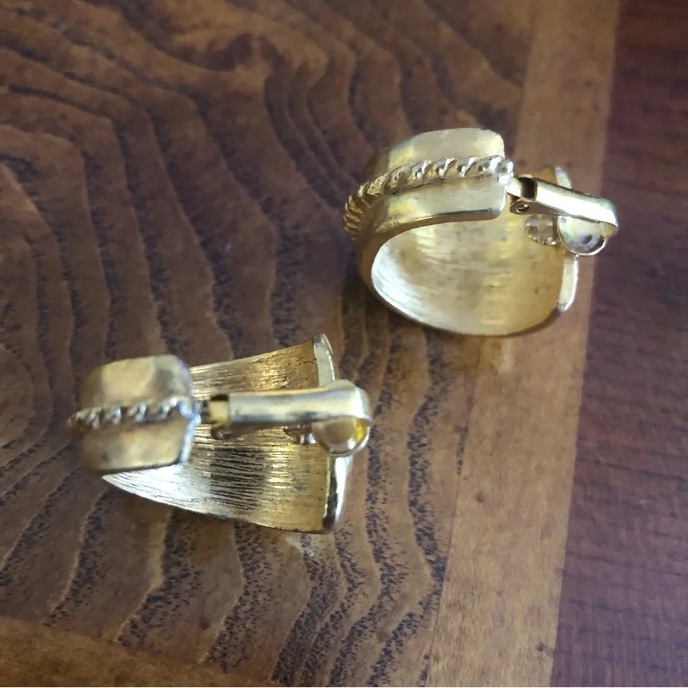 Vintage 70s-80s Kenneth Jay Lane matte gold wide hoop clip on earrings - Picture 9 of 12